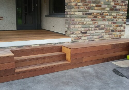 Banquette – terrasse avec escalier intégré en bois exotique