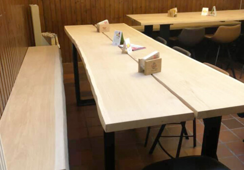 Tables et banquettes avec plateaux de chênes massifs